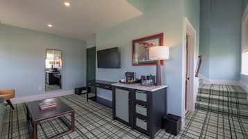 Loftsrom, 1 kingsize-seng | Safe på rommet, skrivebord og skrivebord for bærbar PC