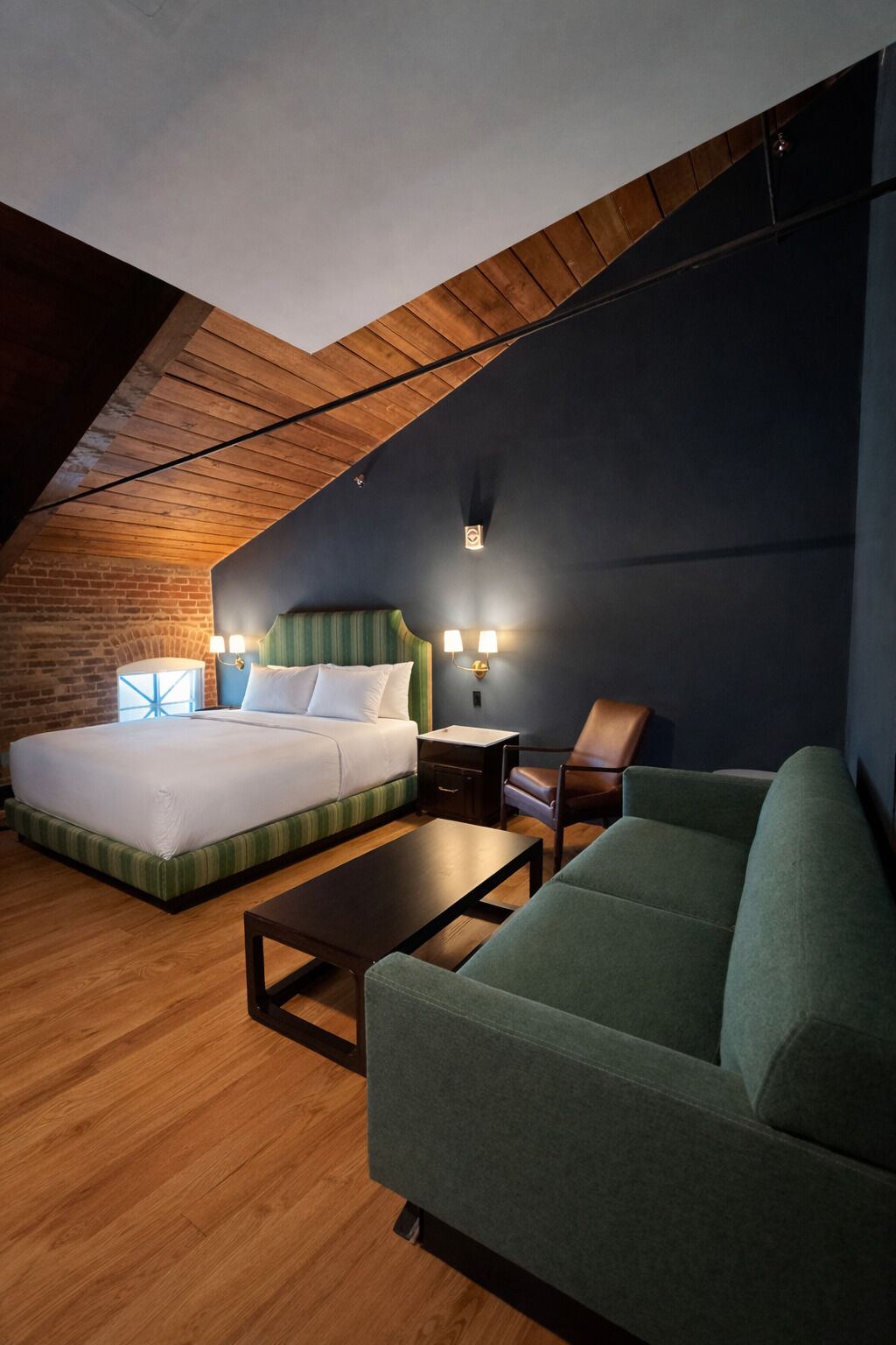 Deluxe Room, 1 King Bed | In-room safe, desk, laptop workspace, blackout drapes