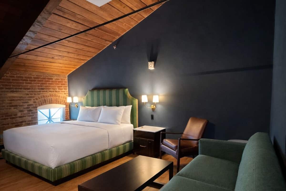 Deluxe Room, 1 King Bed | In-room safe, desk, laptop workspace, blackout drapes