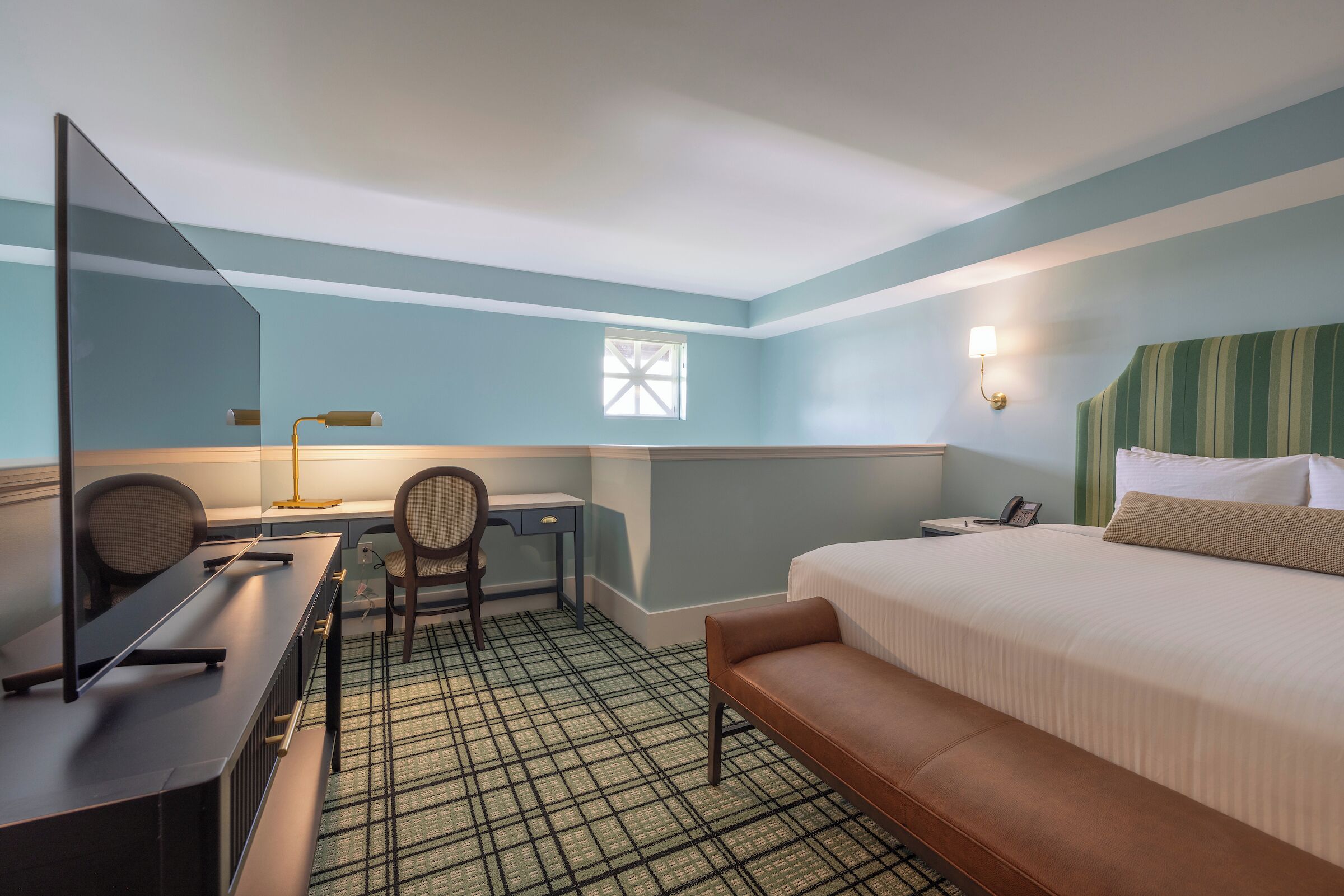 خزنة داخل الغرفة ومكتب ومساحة عمل للكمبيوتر المحمول وستائر تعتيم