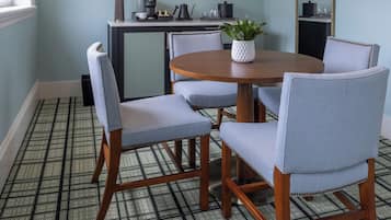 Kamar Premium, 1 Tempat Tidur King | Brankas, meja kerja, ruang kerja ramah laptop, dan tirai kedap cahaya