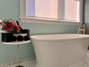 Haartrockner, Handtücher, Seife, Shampoo