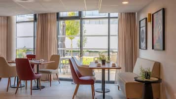 Desayuno continental diario (EUR 12.90 por persona)