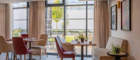 Dagelijks continentaal ontbijt (EUR 12.90 per persoon)