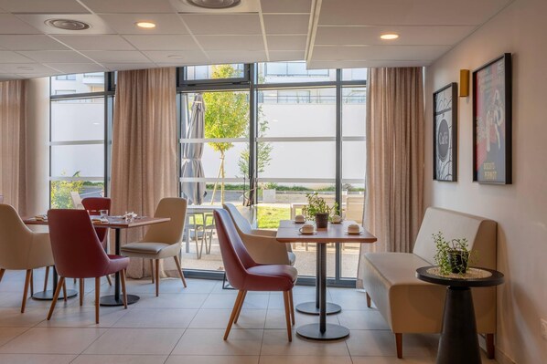 Daily continental breakfast (EUR 12.90 per person) - Quality Aparthotel Moissy-Cramayel (Moissy-Cramayel)