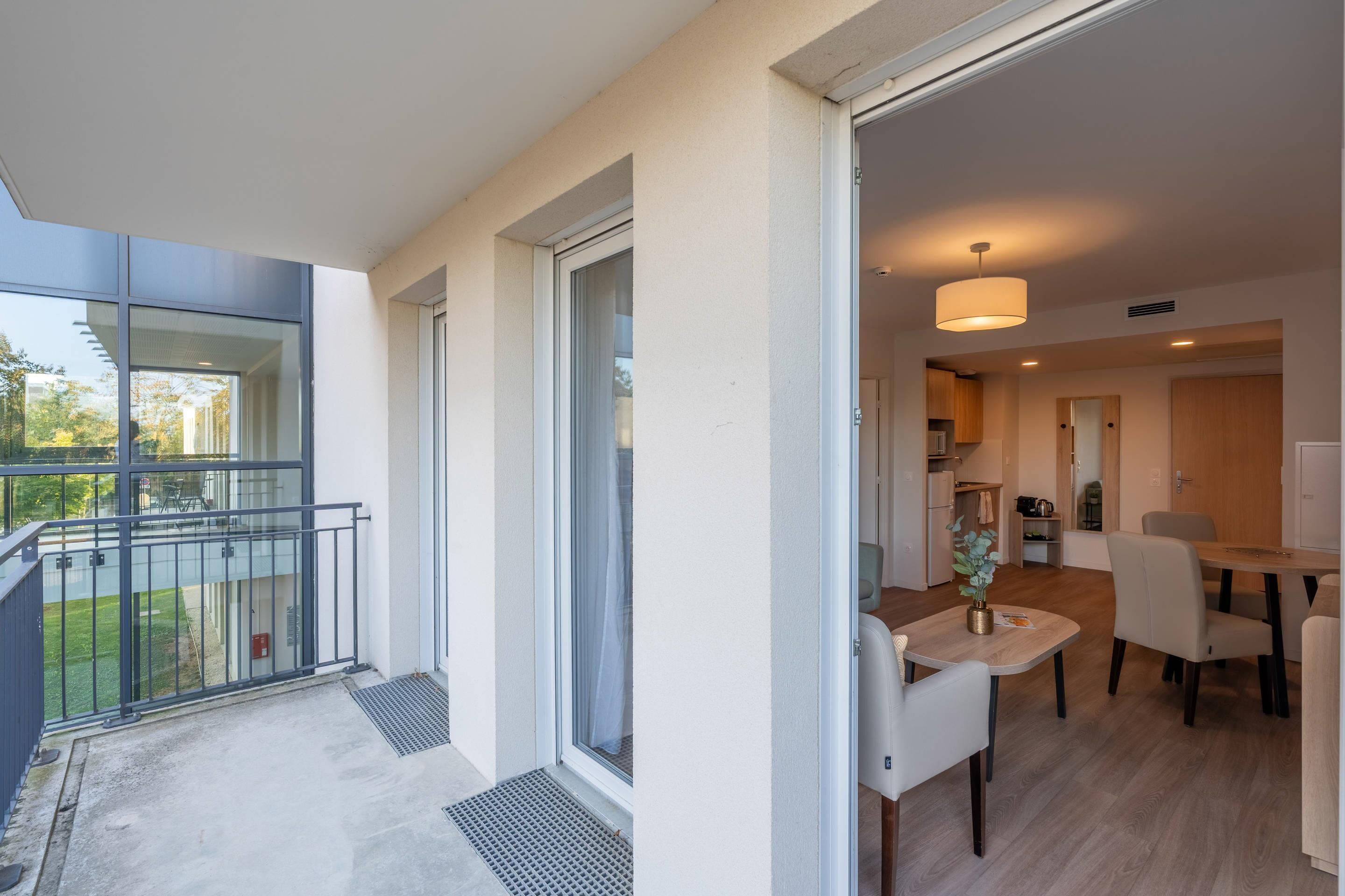 Chambre, 1 grand lit et 1 canapé-lit, non-fumeurs (Upgrade) | Balcon