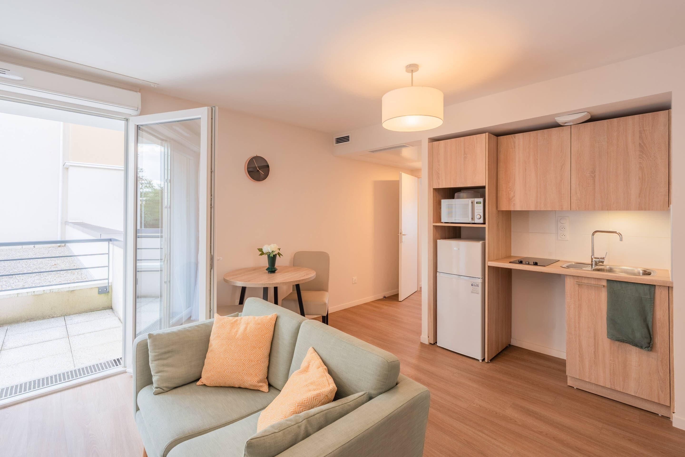 Um apartamento moderno com sala de estar, sala de jantar e cozinha.