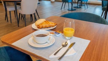 Café da manhã com buffet todos os dias mediante uma taxa