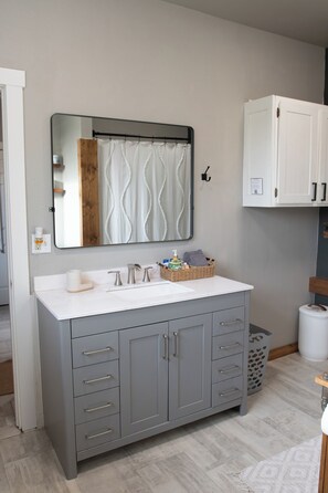 Secador de pelo, toallas, jabón y papel higiénico