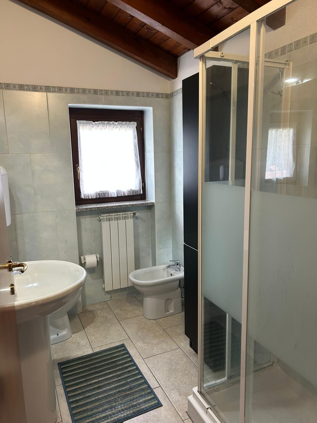 Dusche, Haartrockner, Bidet, Handtücher