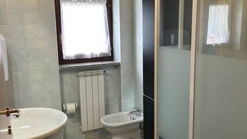 Douche, sèche-cheveux, bidet, serviettes fournies