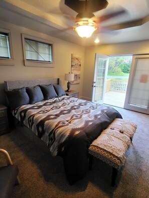 Tabla de planchar con plancha, wifi y ropa de cama 