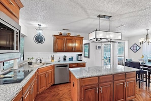 Private kitchen - Hot Tub - Gameroom - Large Yard - Lux 5 BR (Kennedale)