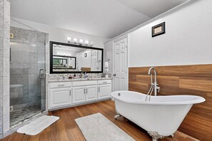Hair dryer, towels, soap, toilet paper - Hot Tub - Gameroom - Large Yard - Lux 5 BR (Kennedale)