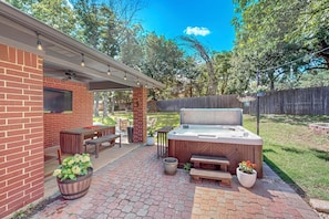 Outdoor dining - Hot Tub - Gameroom - Large Yard - Lux 5 BR (Kennedale)
