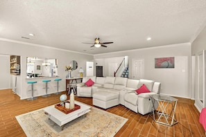 Smart TV - Hot Tub - Gameroom - Large Yard - Lux 5 BR (Kennedale)