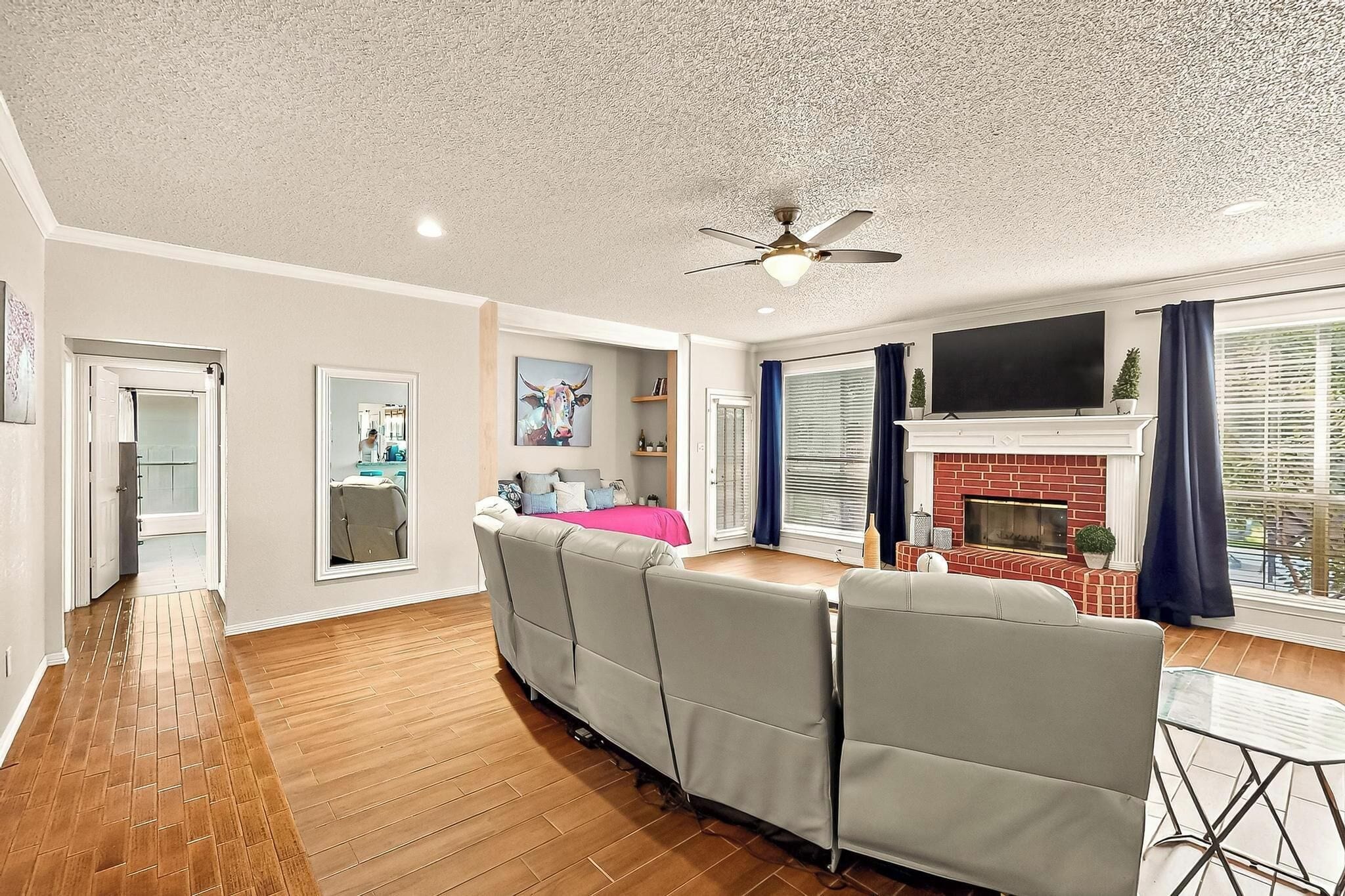 5 bedrooms, iron/ironing board, WiFi, bed sheets