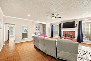 5 bedrooms, iron/ironing board, WiFi, bed sheets - Hot Tub - Gameroom - Large Yard - Lux 5 BR (Kennedale)