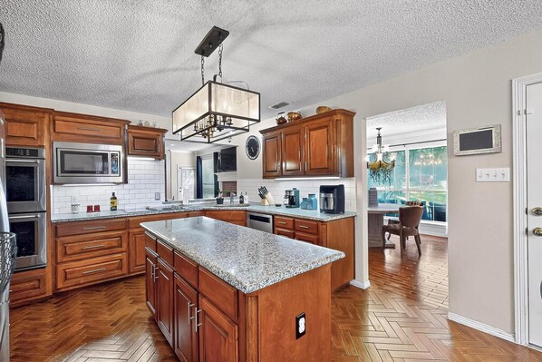 Private kitchen - Hot Tub - Gameroom - Large Yard - Lux 5 BR (Kennedale)