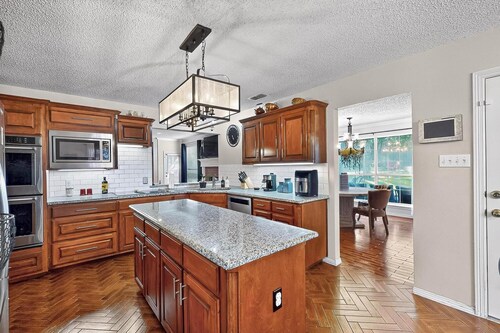 Hot Tub - Gameroom - Large Yard - Lux 5 BR