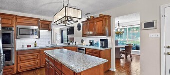 Hot Tub - Gameroom - Large Yard - Lux 5 BR