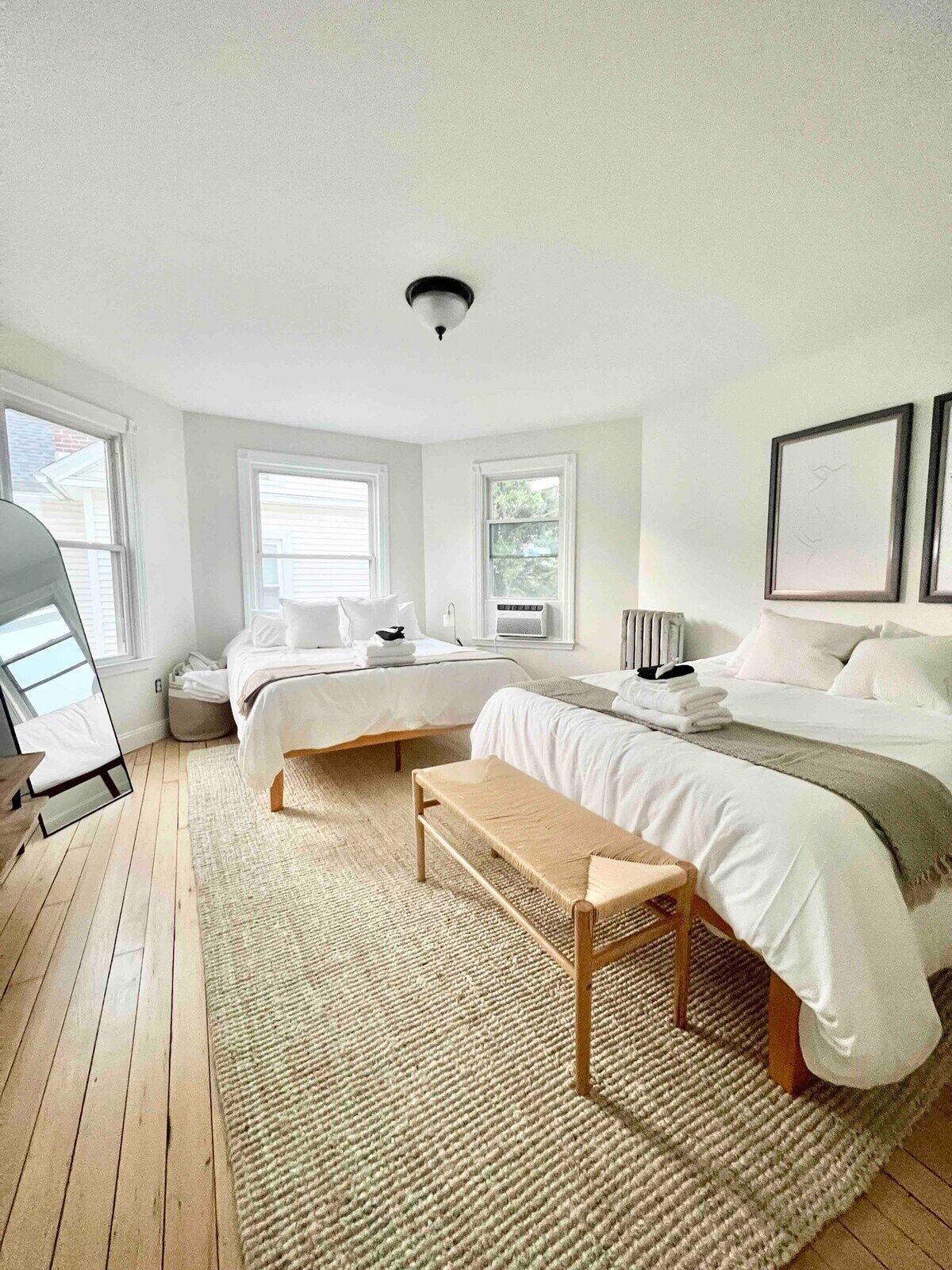 4 bedrooms, iron/ironing board, internet, bed sheets