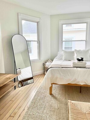 4 bedrooms, iron/ironing board, internet, bed sheets