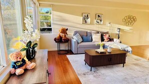 Una sala de estar moderna con un sofá, una mesa de centro y elementos decorativos.