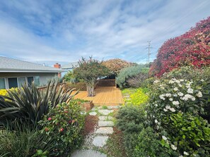 Property grounds - Private 2BR/2BA Suite in El Cerrito near Berkeley & SF (El Cerrito)