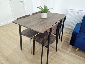 Dining - Nice and Stylish 2BR fully Furnished in Romford London RM33 (Romford)