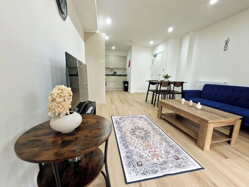 Nice and Stylish 2BR fully Furnished in Romford London RM33