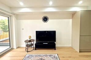 Interior - Nice and Stylish 2BR fully Furnished in Romford London RM33 (Romford)