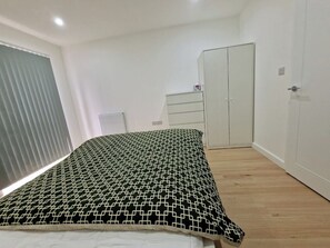 2 bedrooms, iron/ironing board, WiFi, bed sheets - Nice and Stylish 2BR fully Furnished in Romford London RM33 (Romford)