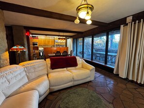 تلفزيون ذكي، مدفأة، مشغل دي في دي، كُتُب