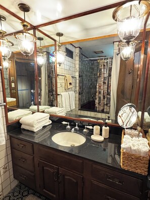 Hair dryer, towels, soap, shampoo - Secluded Underground Cabin in Ozarks Wilderness (Arcadia)