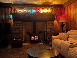 Älytelevisio, takka, DVD-soitin, kirjoja