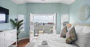 5 bedrooms, desk, iron/ironing board, travel cot - 3-Level Beach House with Game Room & Ocean Views (Galveston)