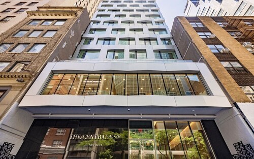 High End 1-Bedroom Studio Premier Plus in Midtown Manhattan with many amenities