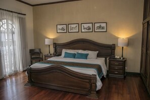 In-room safe, desk, laptop workspace, free WiFi - Hotel Quisqueya Colonial (Santo Domingo)