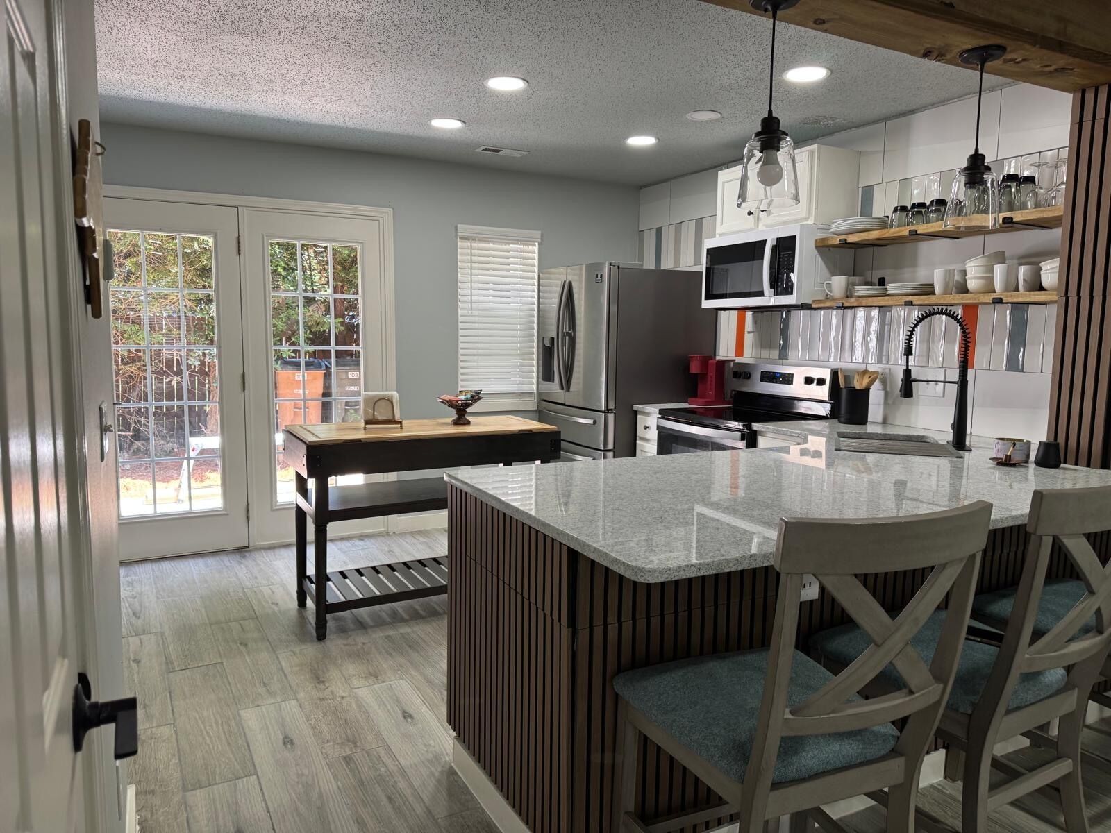 Mikrovågsugn, ugn, spishäll och diskmaskin