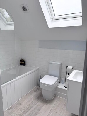 Hair dryer, towels - Modern Flat • Castle Views & Free Parking (Dover)