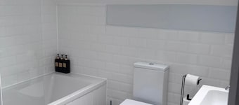 Modern Flat • Castle Views & Free Parking