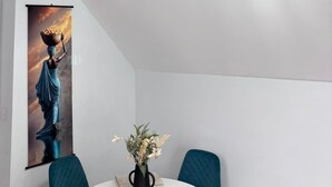 Dining - Modern Flat • Castle Views & Free Parking (Dover)