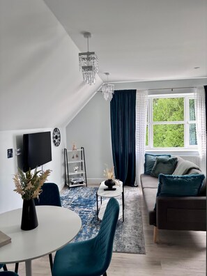 TV - Modern Flat • Castle Views & Free Parking (Dover)