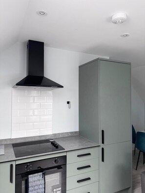Fridge, microwave, oven, stovetop - Modern Flat • Castle Views & Free Parking (Dover)