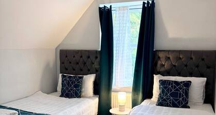 Modern Flat • Castle Views & Free Parking