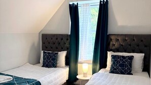 2 bedrooms, iron/ironing board, WiFi (free), bed sheets - Modern Flat • Castle Views & Free Parking (Dover)