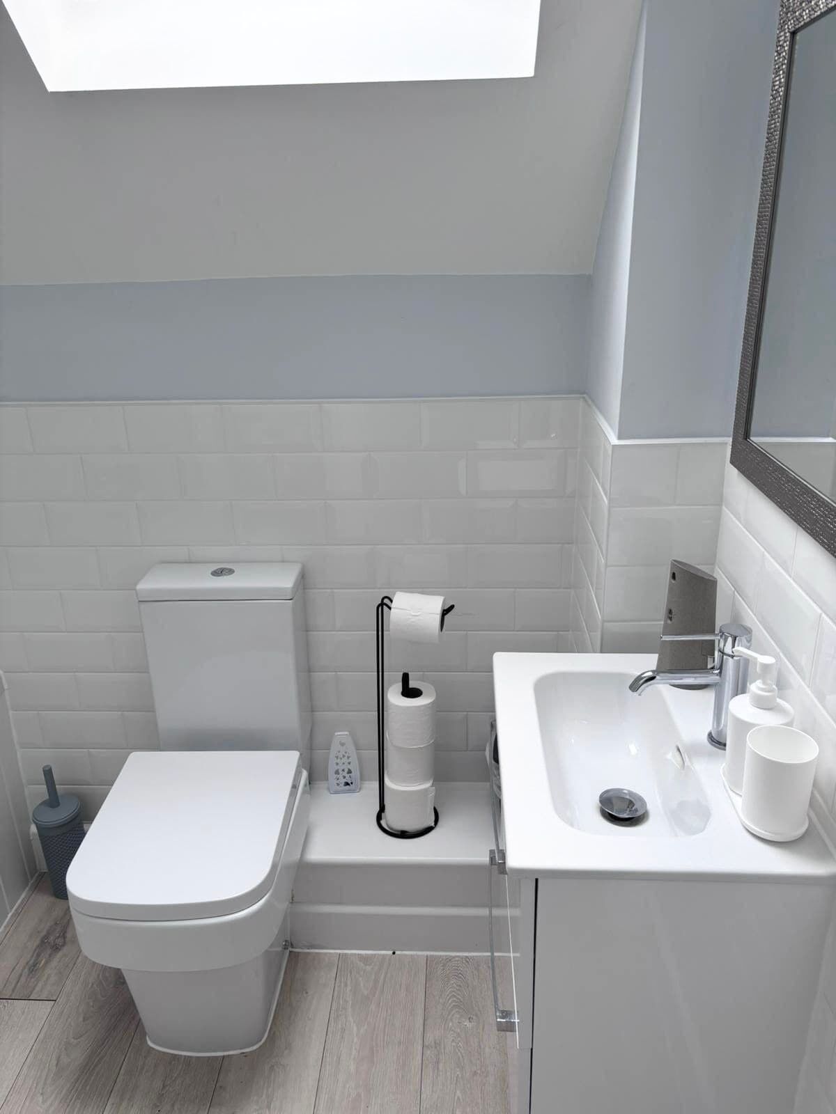 Sèche-cheveux, serviettes fournies, savon, papier toilette