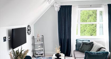 Modern Flat âą Castle Views & Free Parking