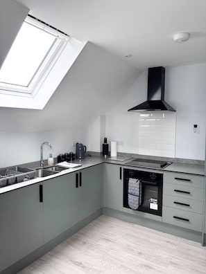 Fridge, microwave, oven, stovetop - Modern Flat • Castle Views & Free Parking (Dover)
